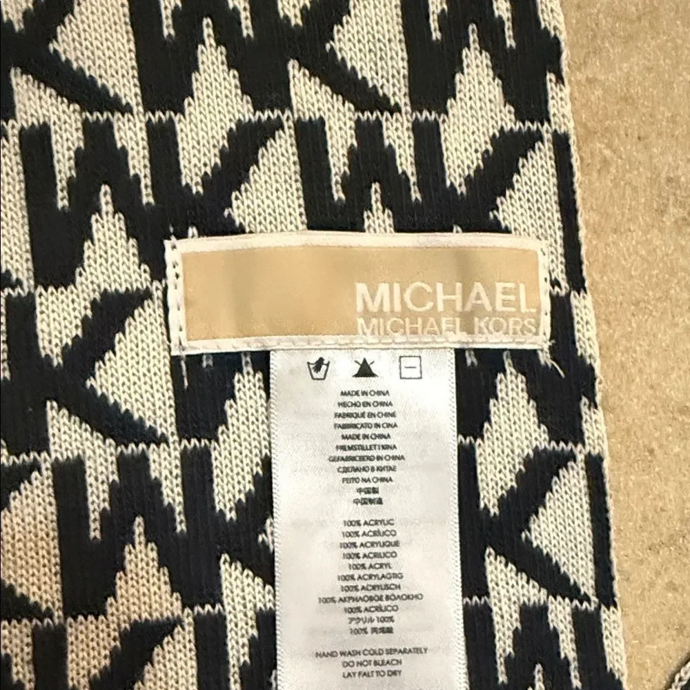 Black and White Logo Scarf MICHAEL KORS - Never Worn - Warm Winter Scarf